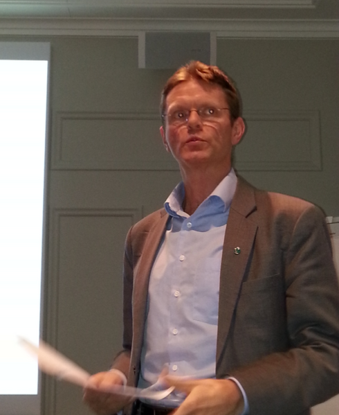 File:TerjeBreivik presenting.png